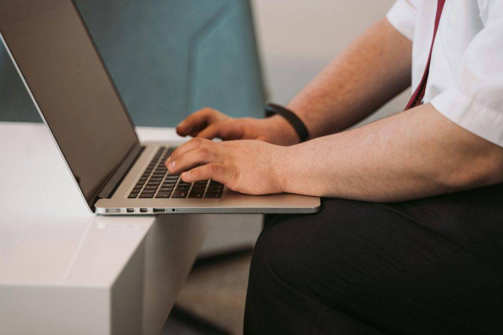 Una persona con discapacidad trabajando con su portatil