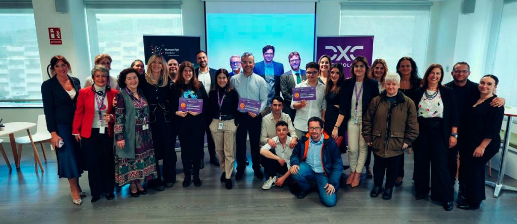 FOTO DE familia del acto de entrega de premios
