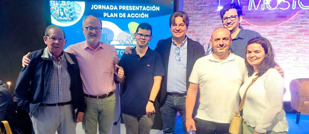 Imagen de participantes en el proyecto camús junto al alcalde de la localidad