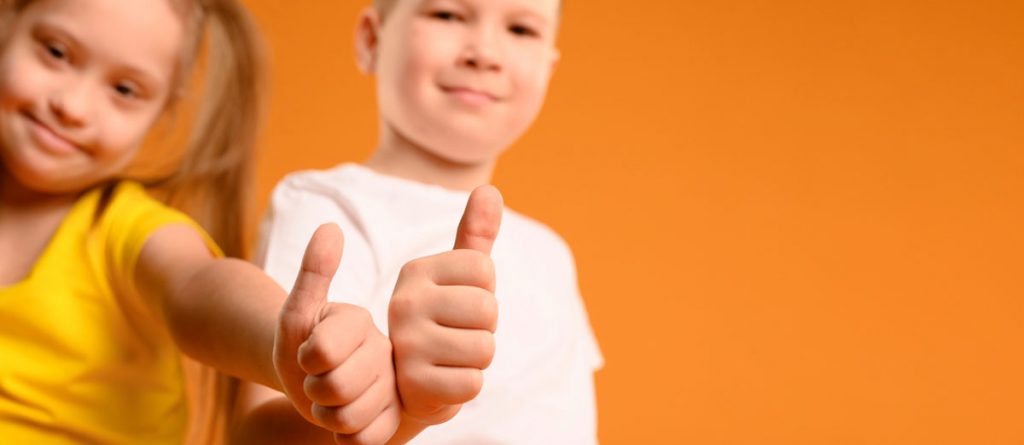 Imagen de dos niños haciendo el gesto de ok