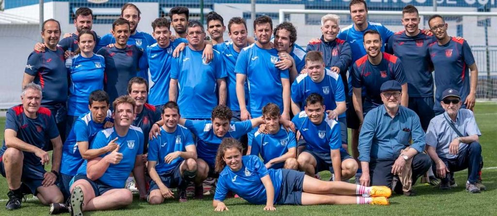 Plantilla del Genunine CD Leganés junto al cuerpo técnico del primer equipo