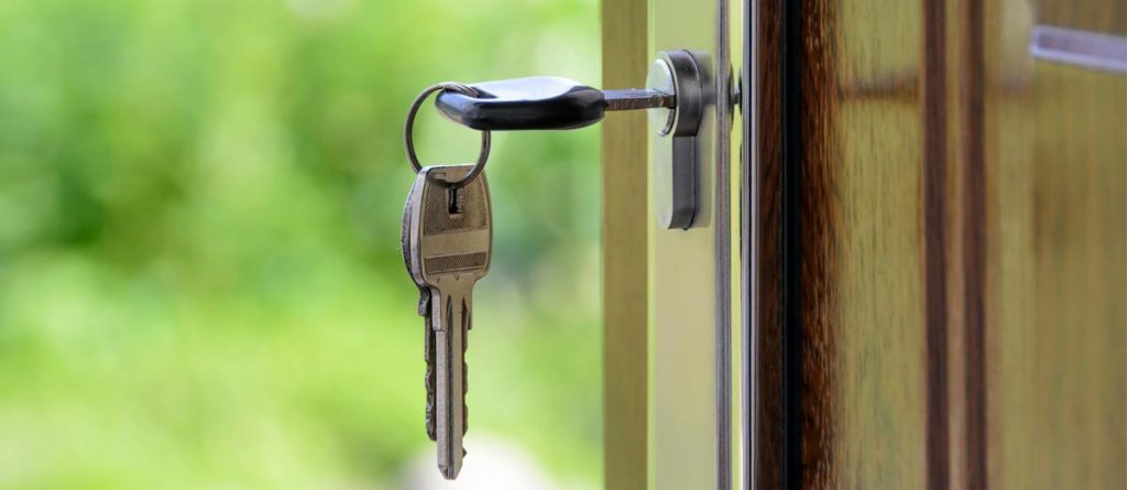 Imagen de unas llaves en la puerta de entrada de una vivienda