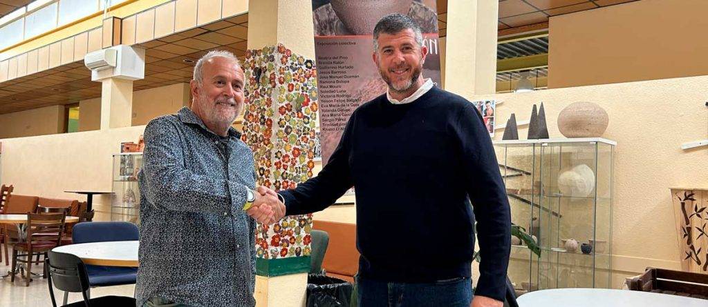 Apretón de manos entre Carlos Pérez y Víctor Fernández