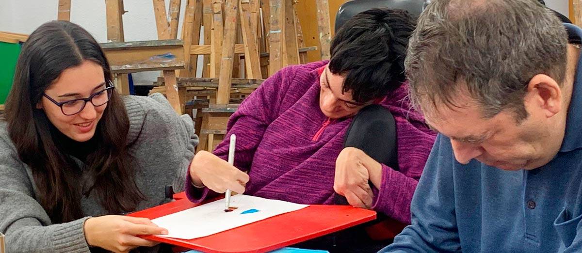 Personas participando en actividad de artes visuales