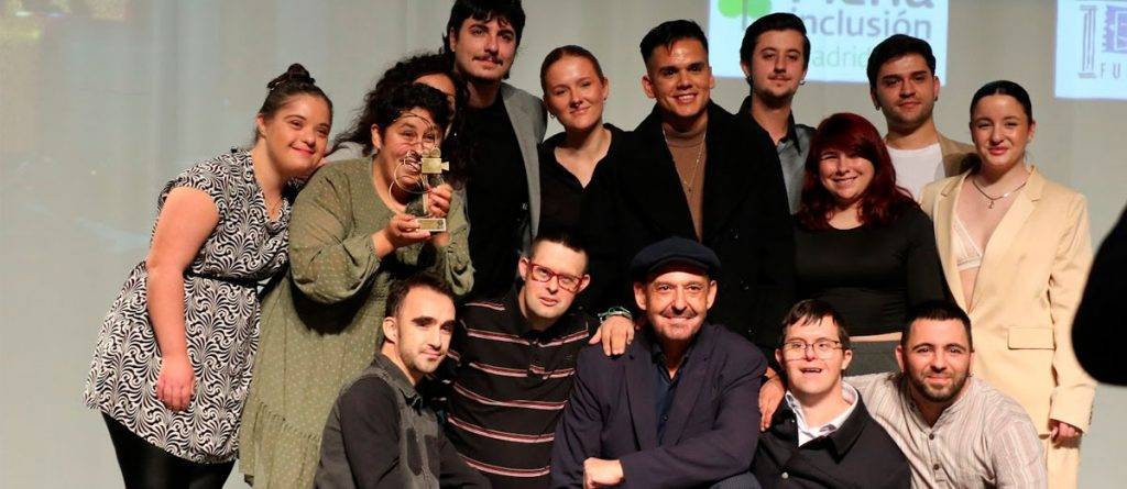 Amás Escena recogiendo el premio