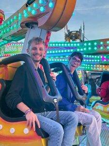 participantes de ocio en un parque de aventura