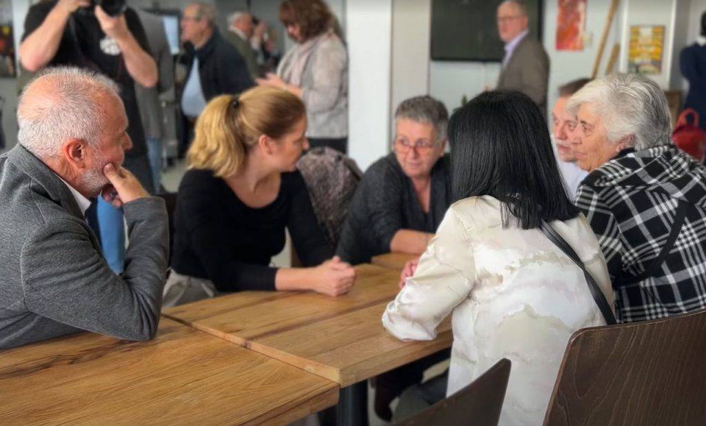 La consejera charlando con las familias