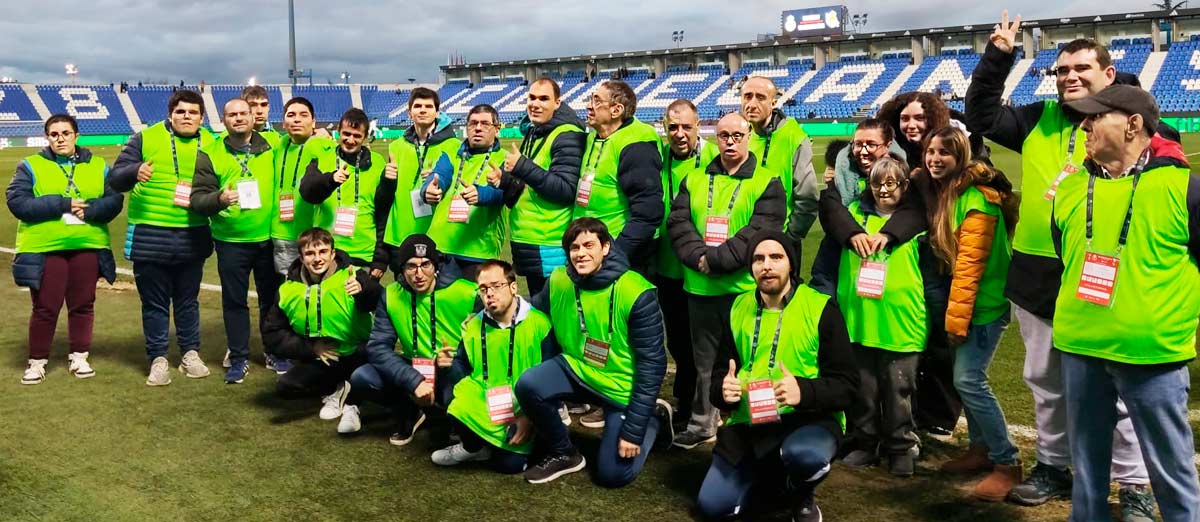 Foto de grupo de las personas voluntarias de Fundación AMÁS en una de las jornadas de la Supercopa