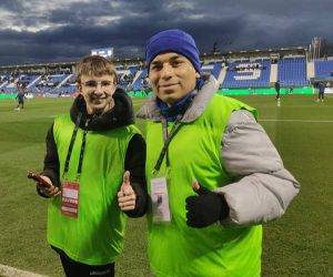 Dos de las personas voluntarias que han participado en la Supercopa