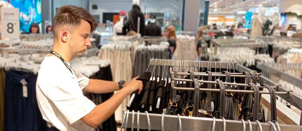 Trabajador con discapacidad intelectual que recibe apoyos del servicio de inserción laboral de Fundación AMÁS, en su puesto de trabajo en empresa ordinaria