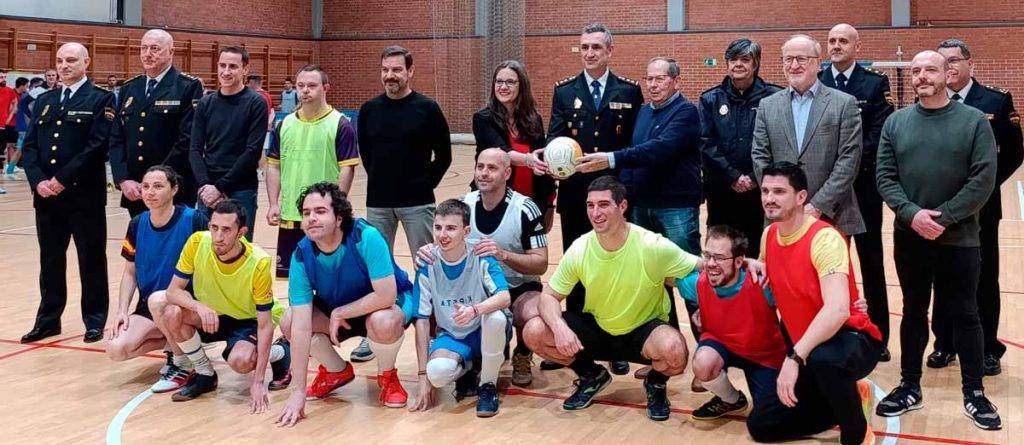 Foto de familia de autoridades y deportistas