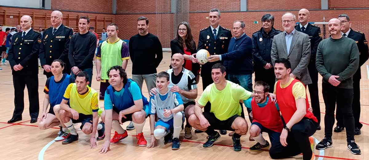 Foto de familia de autoridades y deportistas