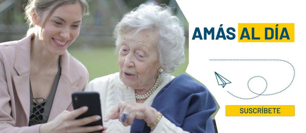 Dos mujeres de diferente franja de edad consultan la información que les llega al móvil de una de ellas