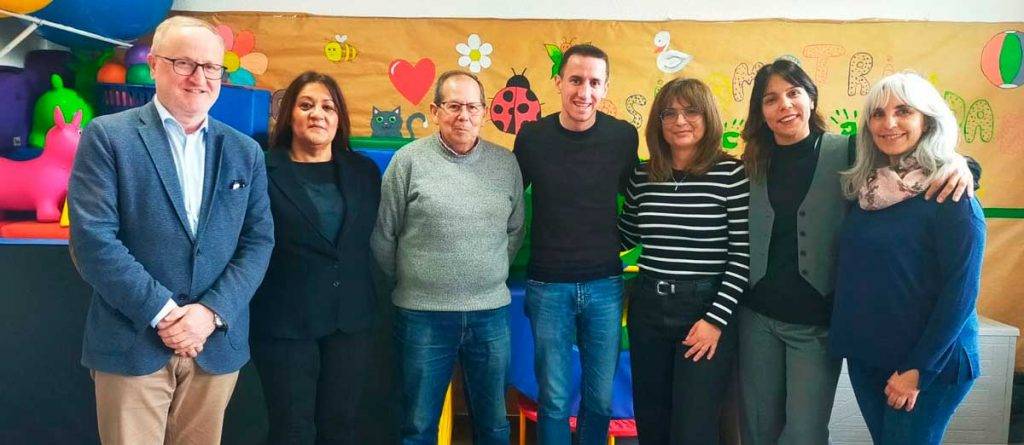 El concejal Raúl Hernández, junto al equipo de Fundación AMÁS