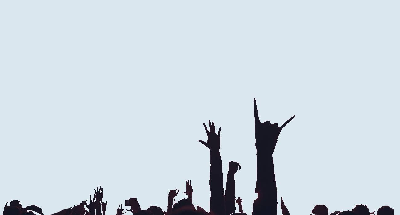 Manos disfrutando de un concierto