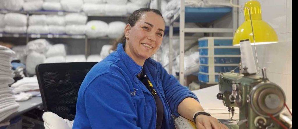Ángela Dudan en su puesto de trabajo en la lavandería de AMÁS Empleo