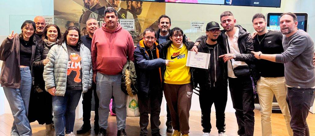 Alejandro y el equipo de Sufragio posando con el premio