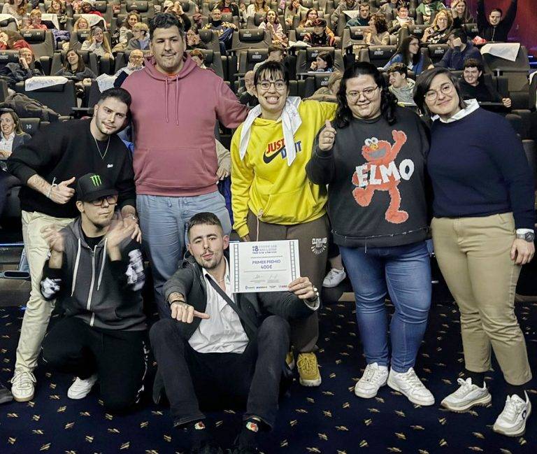 Alejandro y el equipo de Sufragio posando junto a la concejala y el premio
