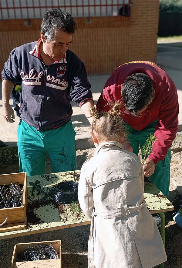 Maestros del bonsai de Fundación AMÁS junto a una alumna