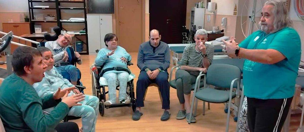 El grupo de vecinos realizando Chi Kung