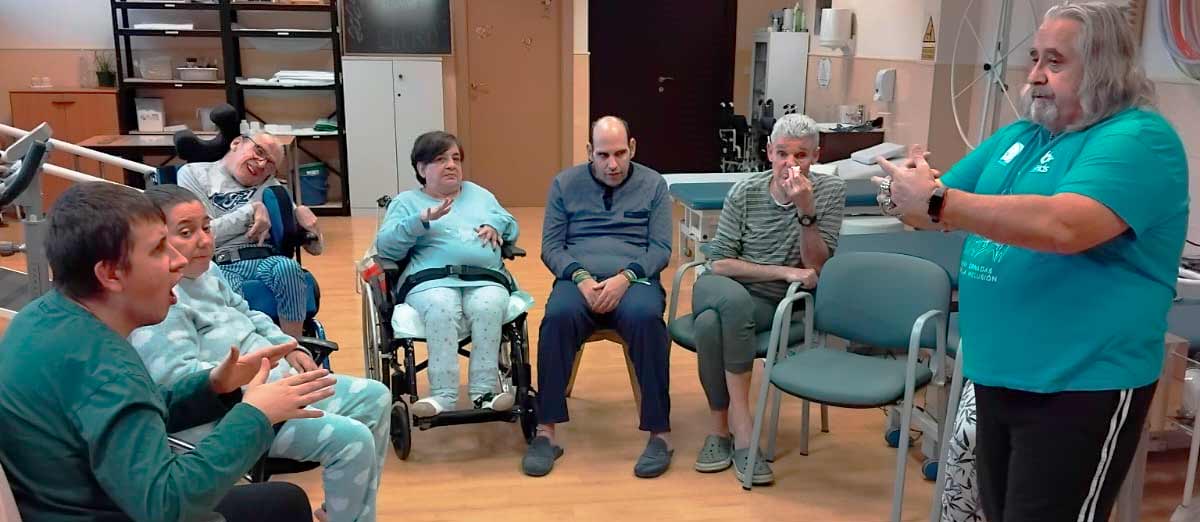 El grupo de vecinos realizando Chi Kung