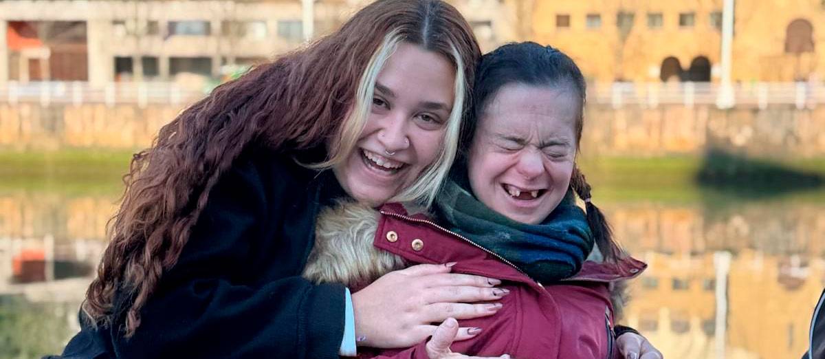 Una voluntaria en un turno de vacaciones junto a la persona apoyada