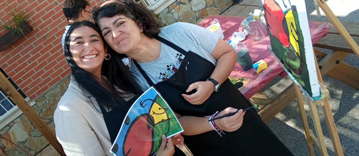 Dos personas conectan durante una actividad artística