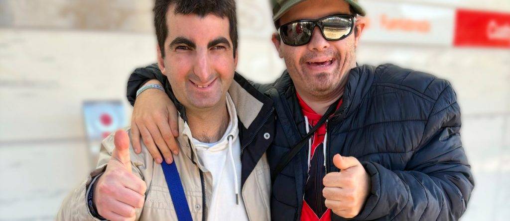 Dos participantes del servicio de ocio de Fundación AMÁS durante una salida