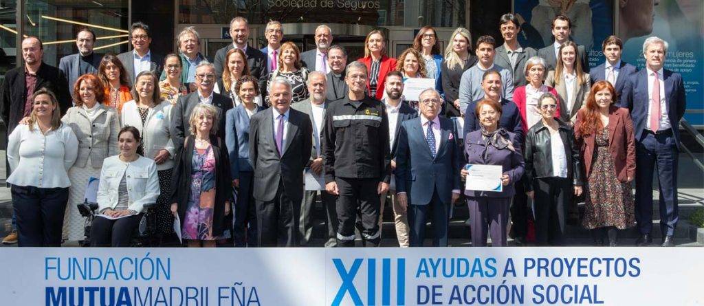 Foto de familia de representantes de Fundación Mutua Madrileña y entidades premiadas