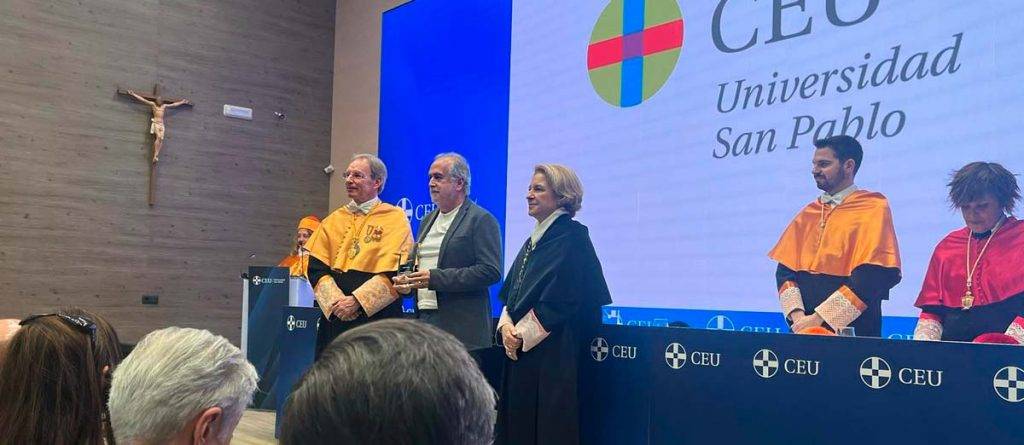 El presidente de Fundación AMÁS recibiendo el reconocimiento San Vicente Ferrer