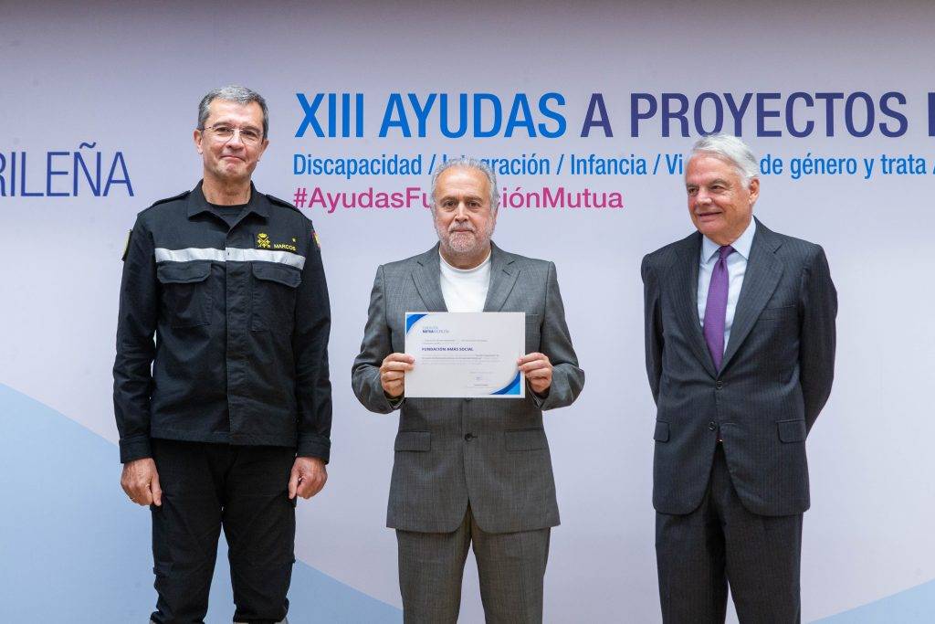 El presidente de Fundación AMÁS recibiendo la ayuda de manos del presidente de Grupo Mutua, Ignacio Garralda, y del Teniente general Javier Marcos, al mando de la UME