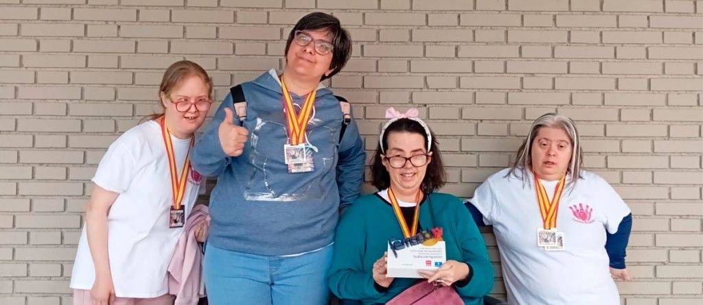 Las ladies bowling con sus medallas de subcampeonas