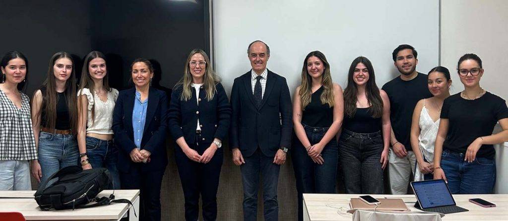 Foto de familia en la Universidad Nebrija