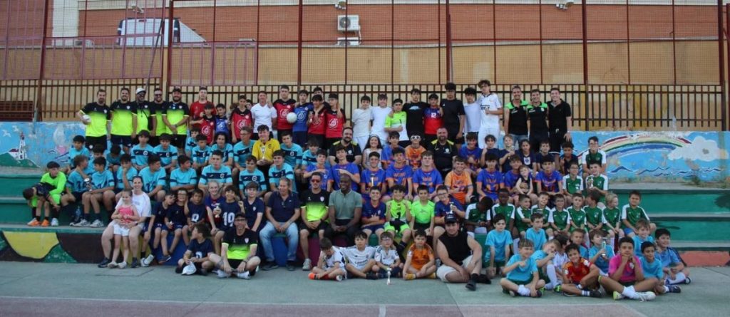 foto de familia del torneo solidario el arroyo