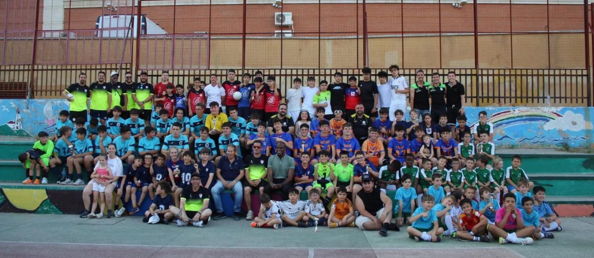 foto de familia del torneo solidario el arroyo