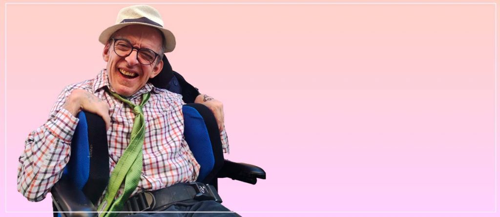 Foto de una persona con discapacidad intelectual sonriendo
