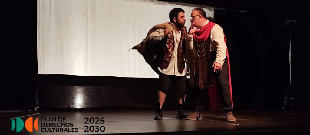 Dos artistas de Amás Escena durante una representación