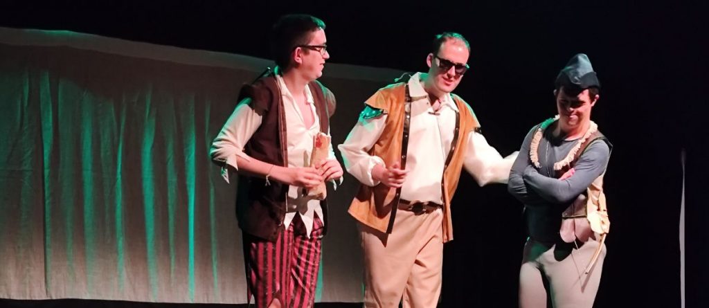 Actores de la obra de teatro Robin Hood sobre el escenario