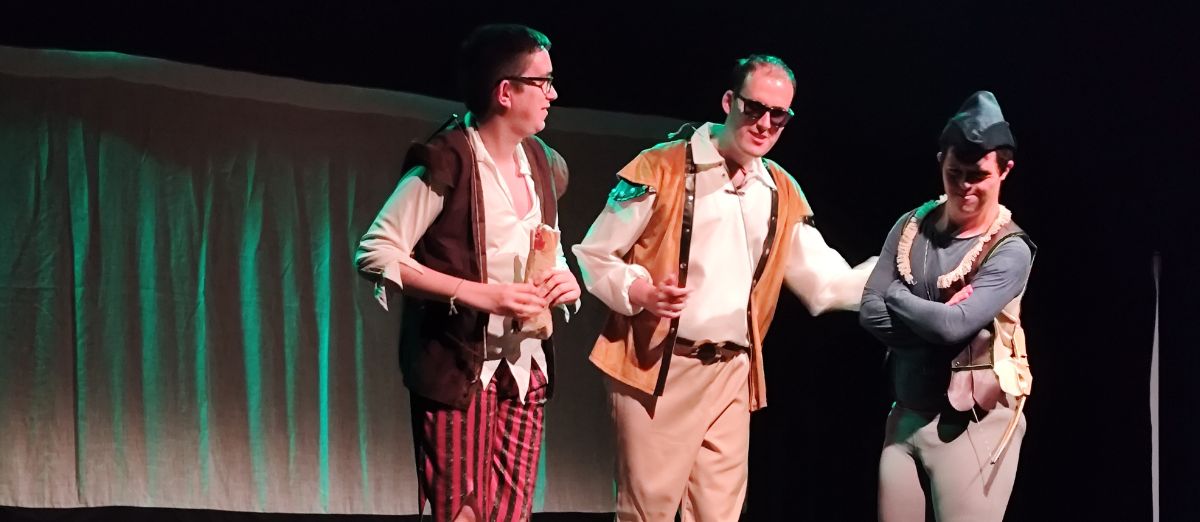 Actores de la obra de teatro Robin Hood sobre el escenario