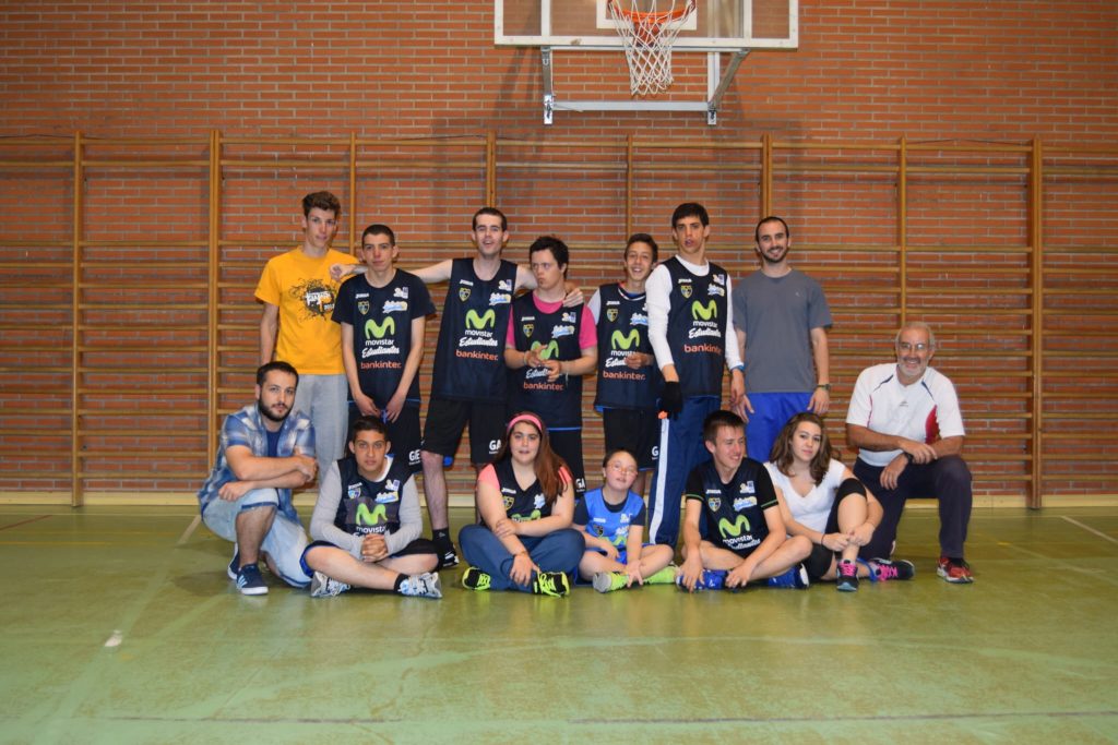 Jaime, junto a deportistas de la Fundación AMÁS en un partido del Estudiantes.