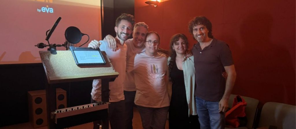 Jose Vieria, junto al equipo, en una sesión de doblaje.