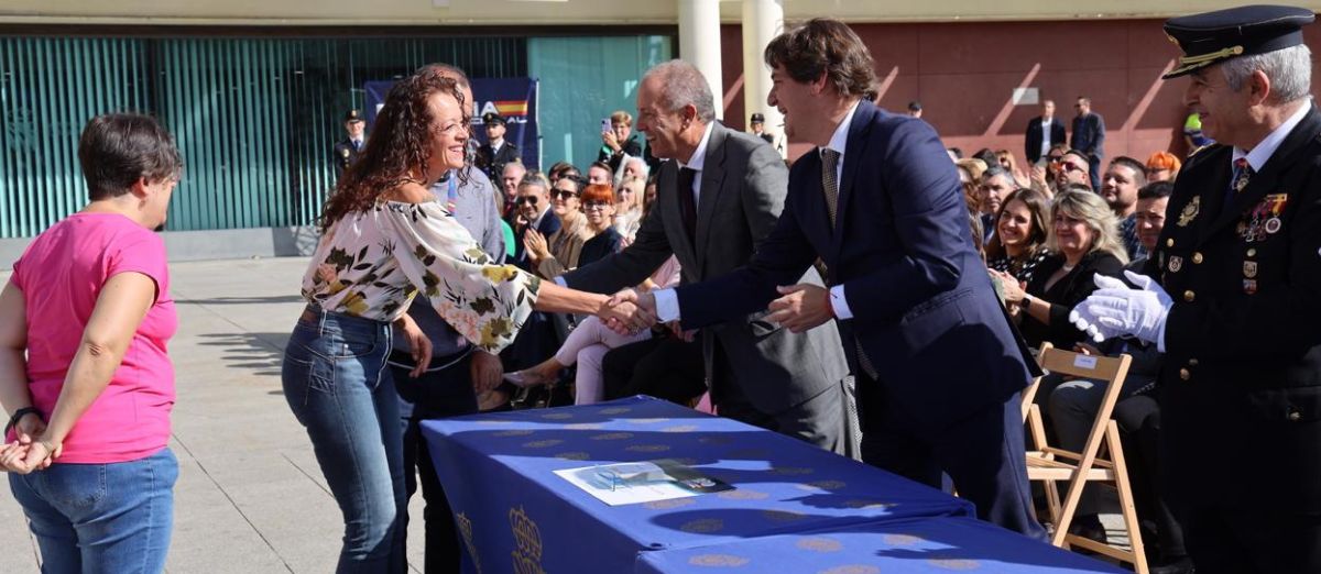 susana Martín recibiendo la condecoración