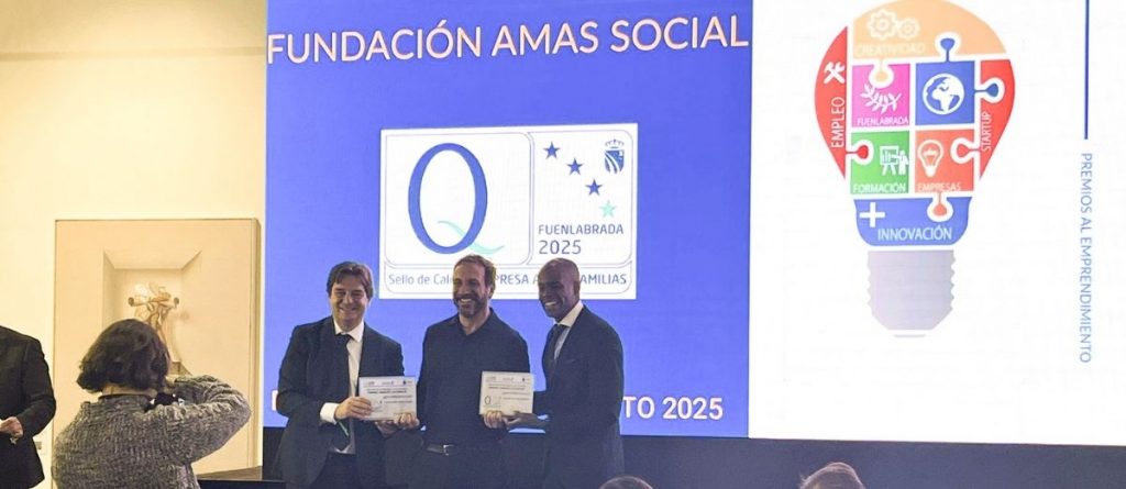 Ricardo recogiendo el premio otorgado por el Ayuntamiento de Fuenlabrada.