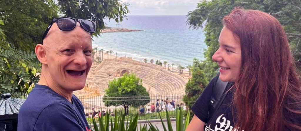 Una persona con discapacidad intelectual y su apoyo voluntario, durante una actividad de ocio en verano