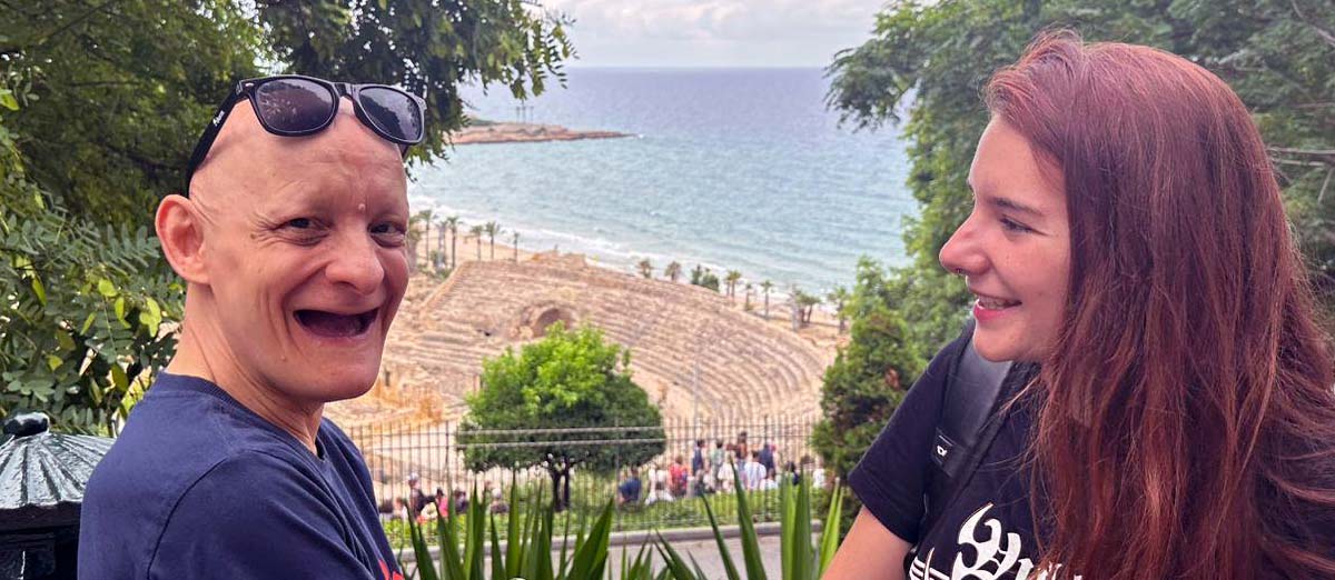 Una persona con discapacidad intelectual y su apoyo voluntario, durante una actividad de ocio en verano