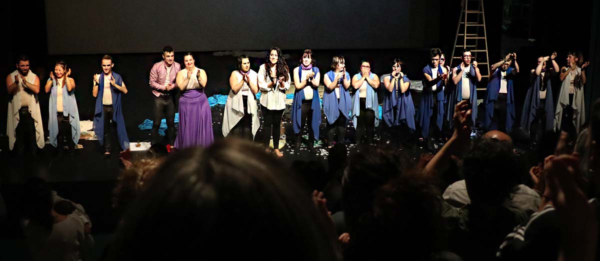 María Ruiz y elenco de AMÁS Escena durante el estreno de 'Juntas' en el CC. Viñagrande de Alcorcón, en noviembre de 2024. Foto: María Ruiz y Fundación AMÁS