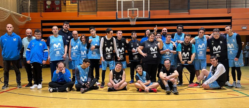 Jugadores de baloncesto en la cancha.