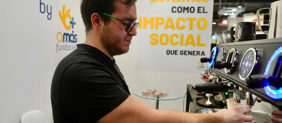 Roberto Fernández, barista de la Fundación AMÁS en el festival.