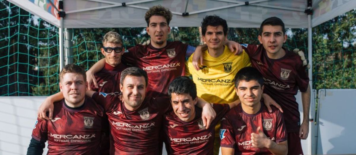 Varios jugadores del equipo pepinero posando tras el partido.