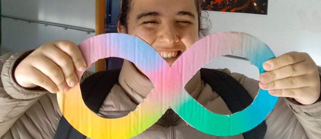 Persona con el símbolo de infinito, emblema del autismo.